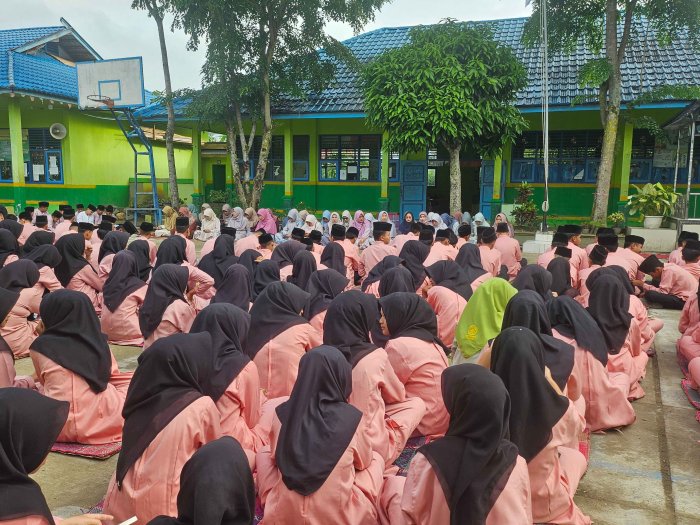 Yasinan dan Doa Bersama MTsN 2 Sungai Penuh, Kelas VII B Jalankan Tugas dengan Penuh Tanggung Jawab