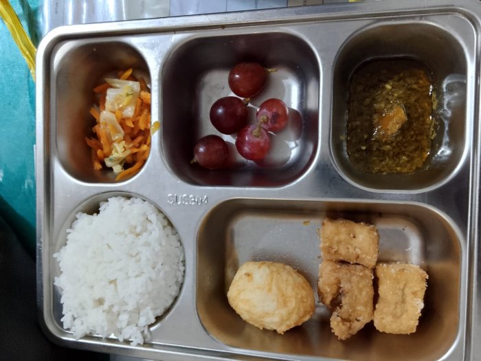 Menu Sehat Penuh Gizi Warnai Program Makan Gratis MTsN 2 Sungai Penuh, 10 Februari 2026