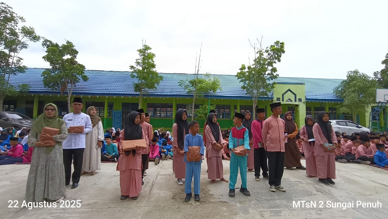 MTsN 2 Sungai Penuh Gelar Penyerahan Hadiah Lomba 17 Agustus, Kelas VIIB Raih Juara Umum