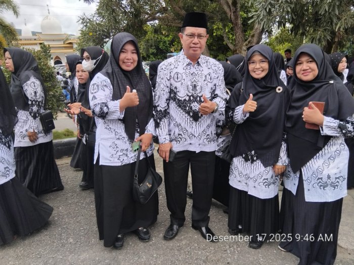 Kepala dan Guru MTsN 2 Sungai Penuh Ikuti Upacara Hari Guru Nasional 2025