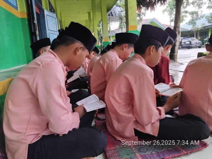 Siswa MTsN 2 Sungai  Penuh Tetap Gelar Yasinan Meski Lapangan Madrasah Tergenang Air