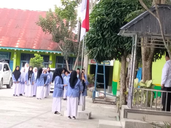 MTsN 2 Sungai Penuh  Tekankan Ketertiban Lewat Upacara Rutin