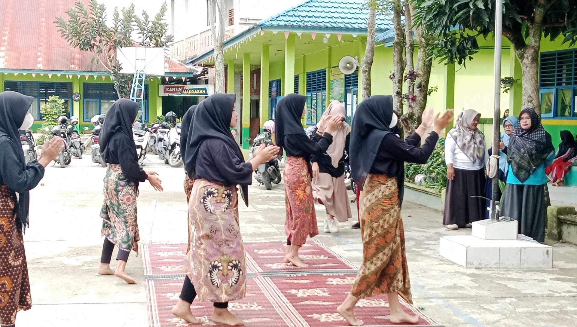 PRAKTEK TARI PBM SENI BUDAYA 