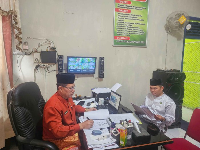 Tingkatkan Kualitas Pembelajaran, Kepala MTsN 2 Sungai Penuh Supervisi Guru  Mata Pelajaran SKI