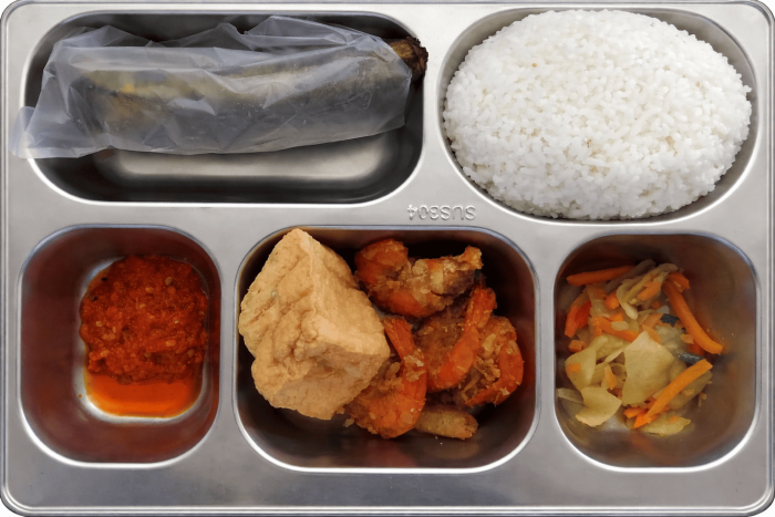 Enak dan Menyehatkan! Siswa MTsN 2 Sungai Penuh Mendapatkan Menu Bergizi Gratis