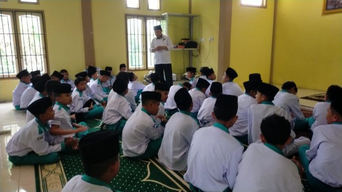 Sholat Berjamaah Perkuat Karakter Islami, Kepala MTsN 2 Sungai Penuh Jadi Muadzin dan Beri Motivasi Keutamaan Sholat