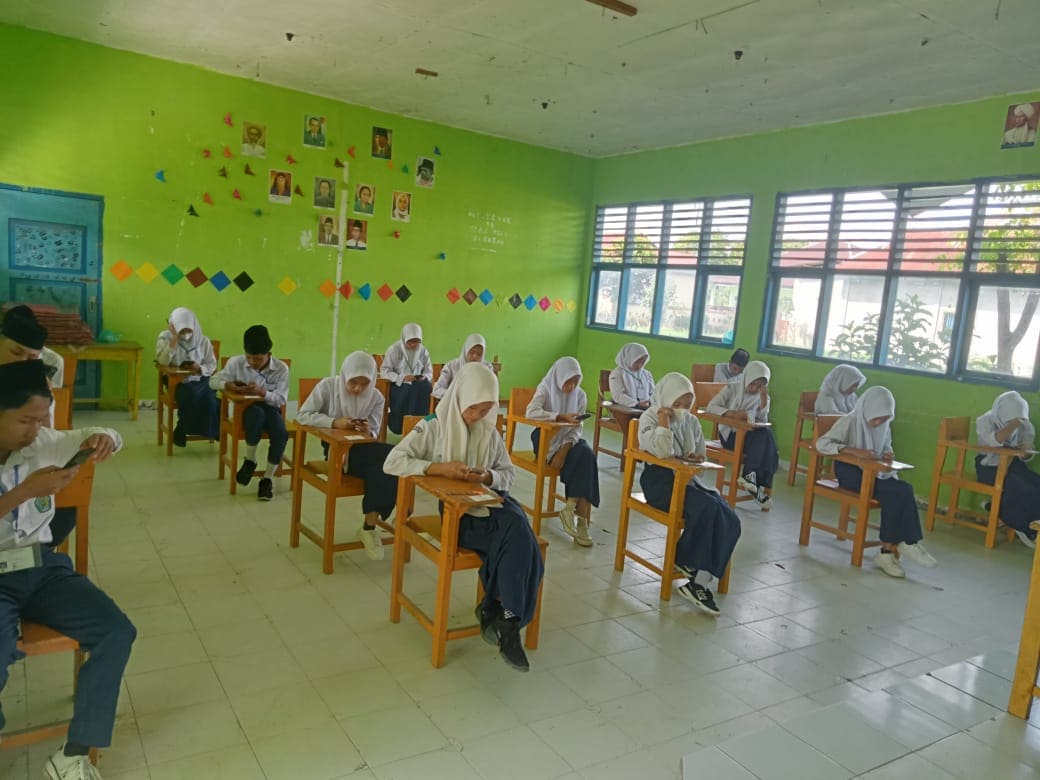 Ujian Akhir Madrasah Hari Kedua Berlangsung Lancar di MTsN 2 Sungai Penuh
