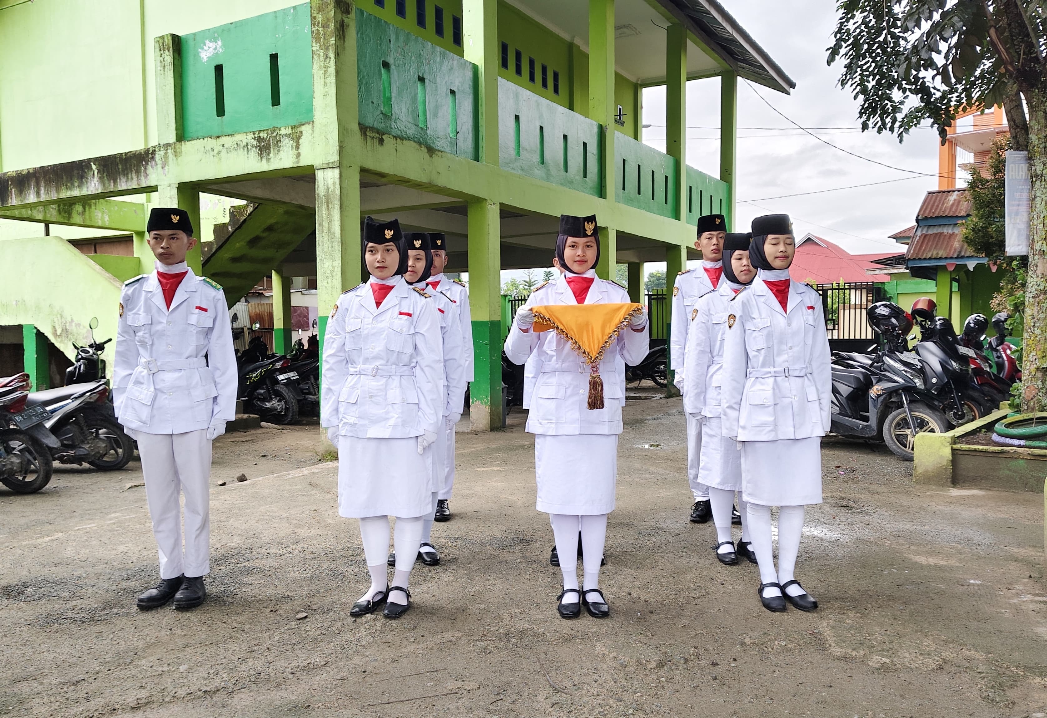 Siswa Binaan Penggeret Bendera MTsN 2 Sungai Penuh Siap Tampil di acara 17 Agustus 2025