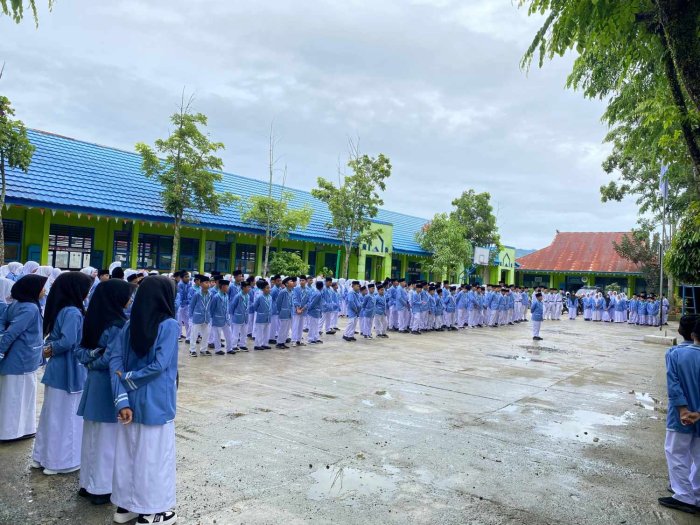 MTsN 2 Sungai Penuh Gelar Upacara, Amanat Upacara Tekankan Pentingnya Adab Siswa