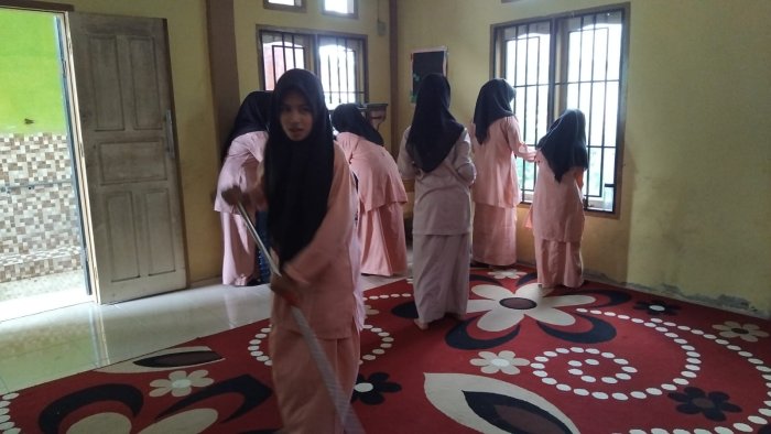 Gerakan bersih bersih masjid, Siswa MTsN 2 Sungai Penuh Kompak Bersihkan Musholla Gela