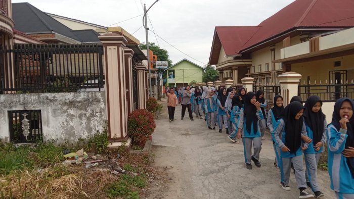 MTsN 2 Sungai Penuh Gelar Jalan Sehat di Sekitar Hamparan Rawang