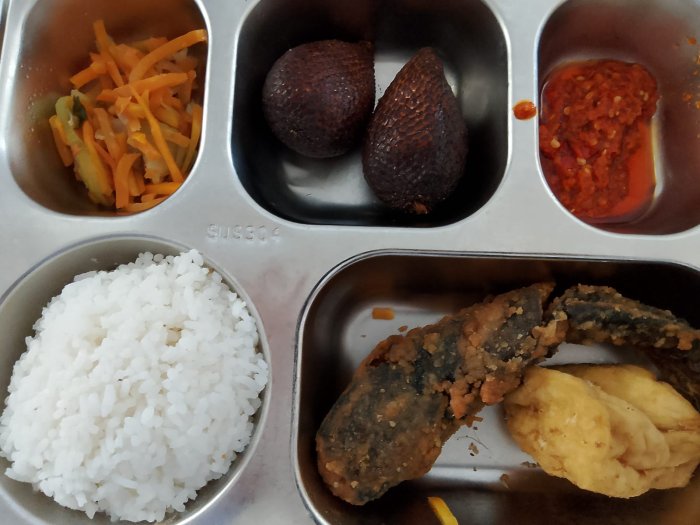 Makan Sehat, Belajar Semangat: Menu Bergizi Gratis di MTsN 2 Sungai Penuh