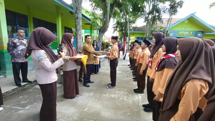 Wujud Apresiasi, MTsN 2 Sungai Penuh Serahkan Sertifikat Kepada Pramuka Penggalang Berprestasi
