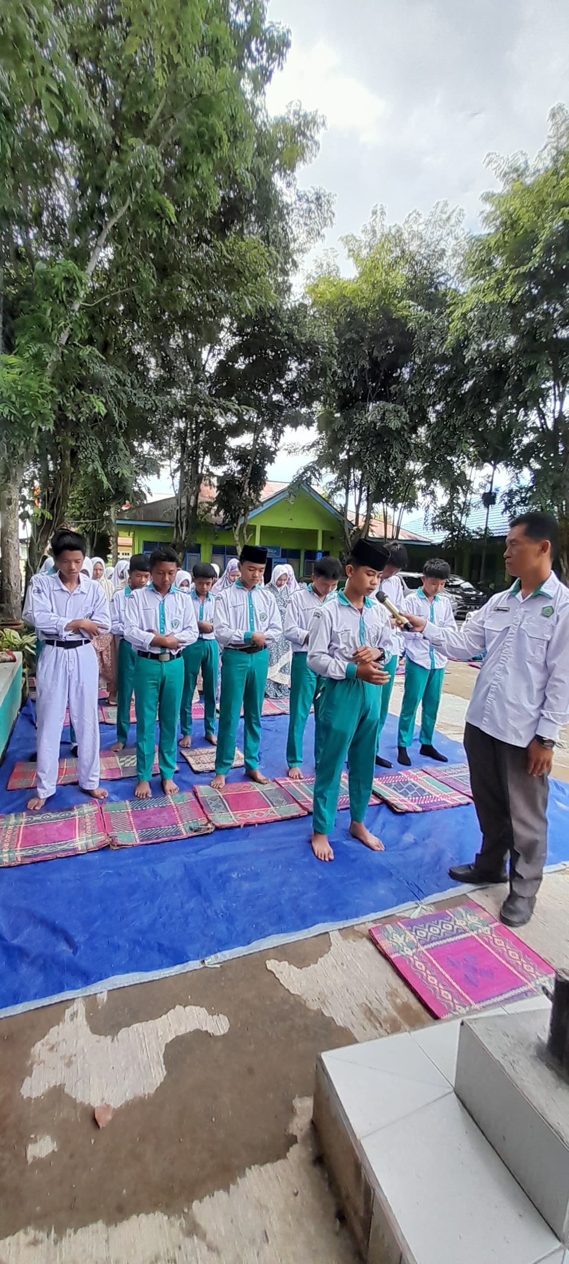 Praktik Sholat Idul Fitri 1446 H: Siswa MTsN 2 Sungai Penuh Siapkan Diri untuk Hari Raya