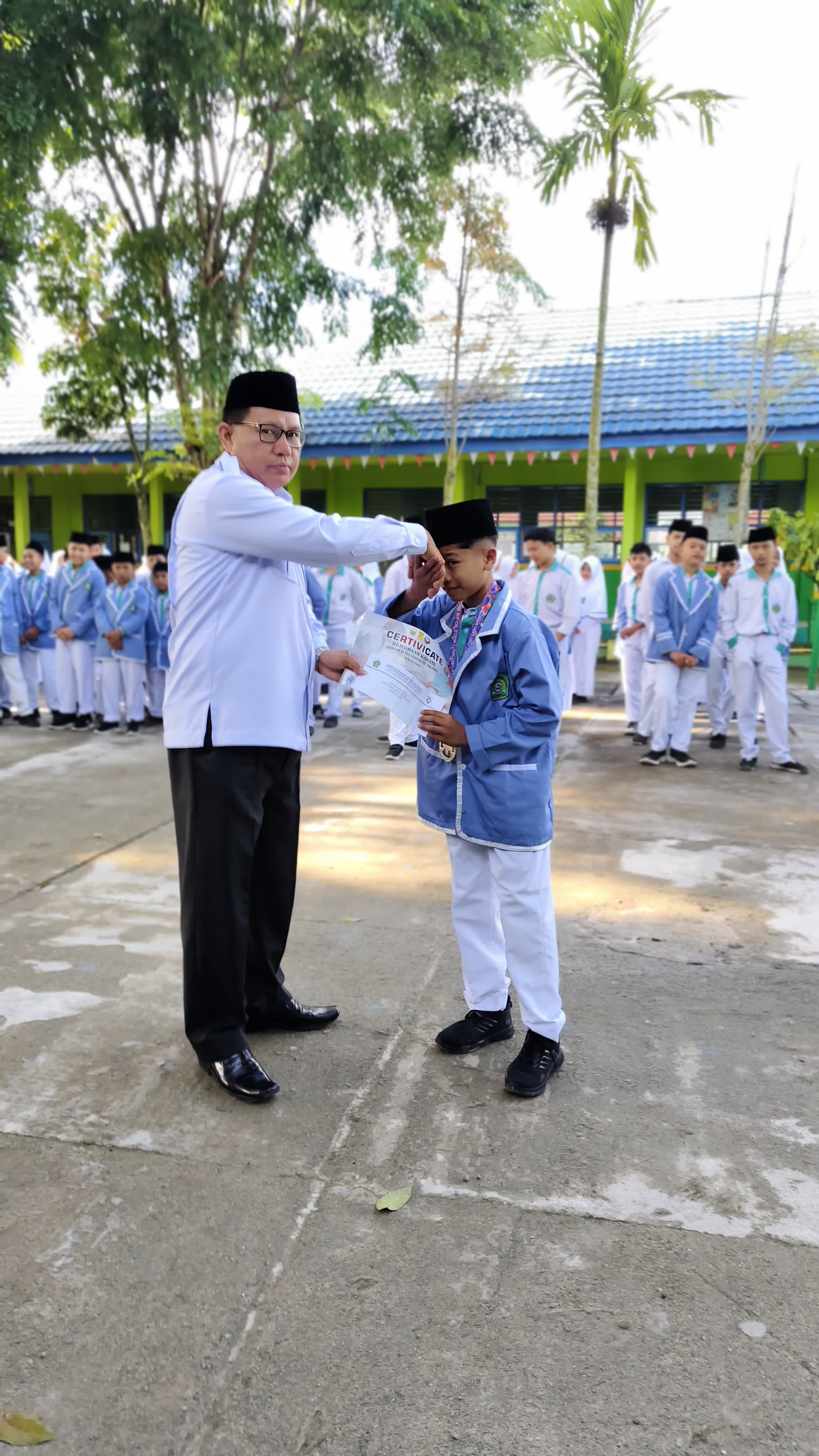 Upacara Bendera sekaligus Pemberian Sertifikat untuk siswa yang gemilang yang meraih medali emas dan perak sekaligus dalam kejuaran karate. 