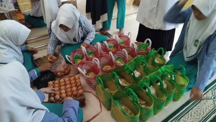 MTsN 2 Sungai Penuh  Peduli! Salurkan Sembako untuk yang membutuhkan di bulan Ramadhan 