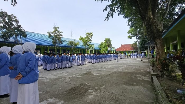 Upacara Bendera di MTsN 2 Sungai Penuh Tekankan Ketertiban dan Kedisiplinan Siswa