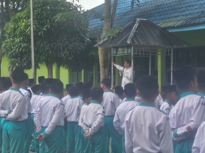 Apel Pagi MTsN 2 Sungai Penuh: Kepala Madrasah Sosialisasikan Kegiatan Classmeeting