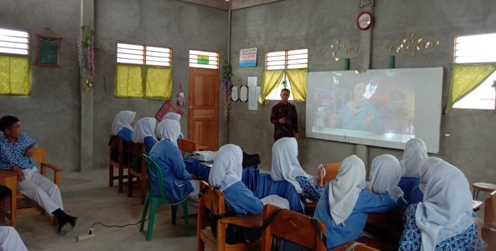 Inovatif! Pembelajaran Bahasa Inggris Kelas IX MTsN 2 Sungai Penuh Integrasikan IT dan AI