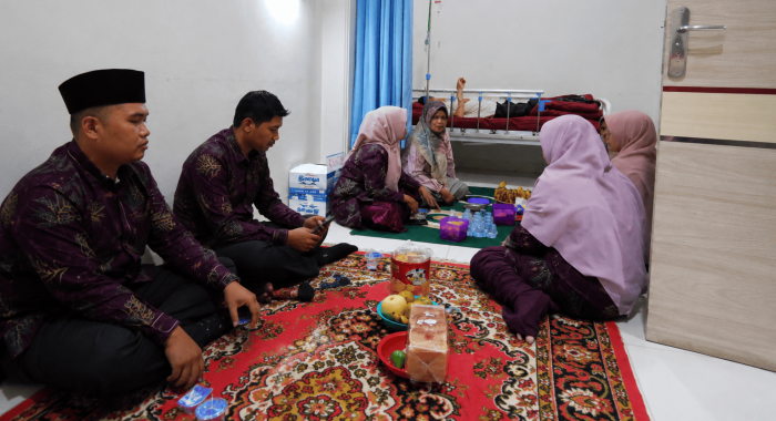 Wujud Kepedulian dan Kebersamaan, MTsN 2 Sungai Penuh Jenguk Orang Tua Guru yang Sedang Dirawat