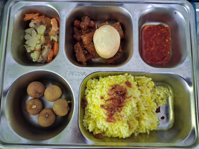 Nasi Kuning hingga Kelengkeng, Siswa MTsN 2 Sungai Penuh Dapat Makanan Bergizi Gratis