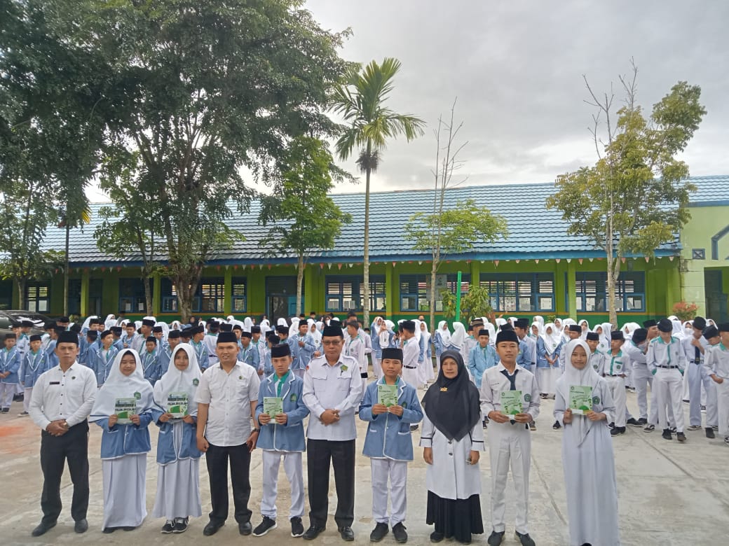 Penyerahan Secara Simbolis Buku Agenda Ramadhan