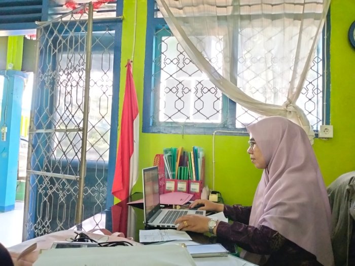 Staff TU MTsN 2 Sungai Penuh Siapkan Berkas Pengukuhan Pengurus organisasi intra madrasah