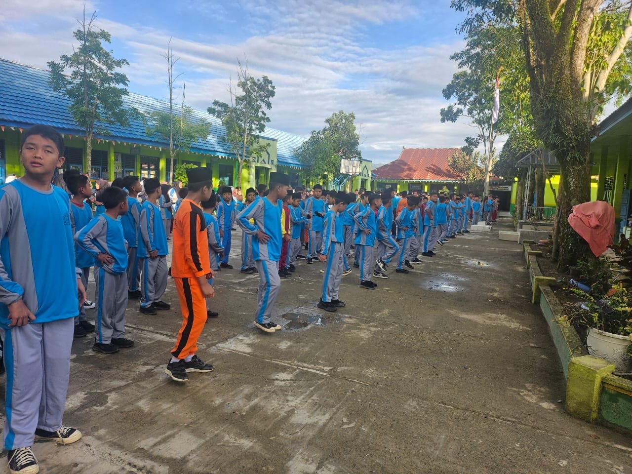 MTsN Galakkan Gaya Hidup Sehat Melalui Senam Bersama Siswa-Siswinya