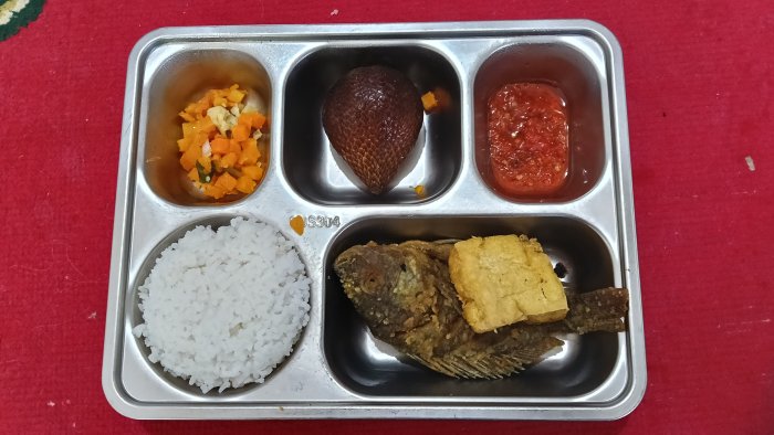 Menu MBG  Hari Ini, Siswa MTsN 2 Sungai Penuh Terima Makan Bergizi Gratis