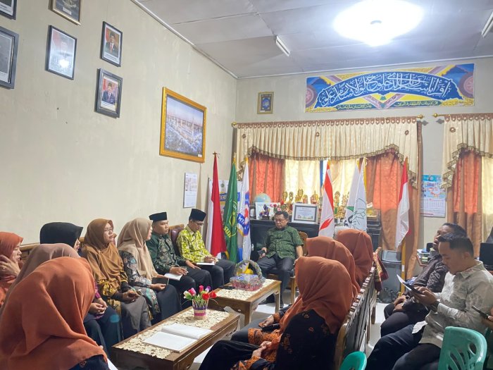 Rapat Persiapan Akreditasi Madrasah, Kepala MTsN 2 Sungai Penuh Bagikan Tupoksi Tim Akreditasi Menulis