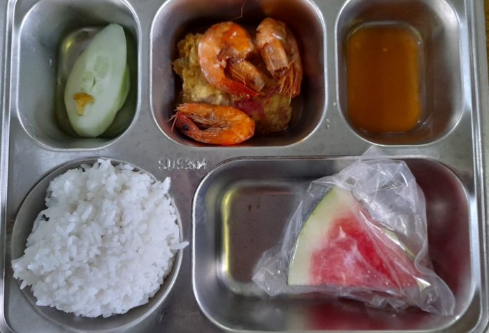 Nasi, Udang hingga Semangka: Menu Bergizi Gratis Warnai Hari Siswa MTsN 2 Sungai Penuh Nasi, Udang hingga Semangka: Menu Bergizi Gratis Warnai Hari Siswa MTsN 2 Sungai Penuh